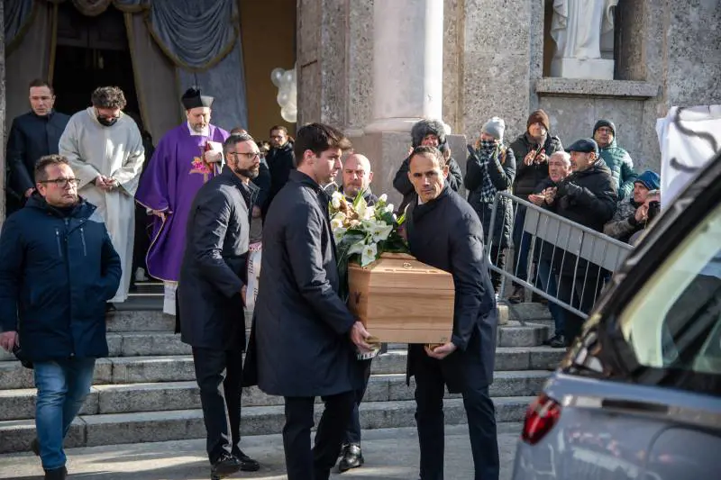 Giovanna, dolore e rabbia al funerale. "Sospetti e giudizi sommari? Macigni"