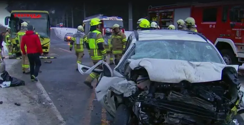 L'auto si schianta contro un bus: morti mamma e due bimbi, grave 13enne