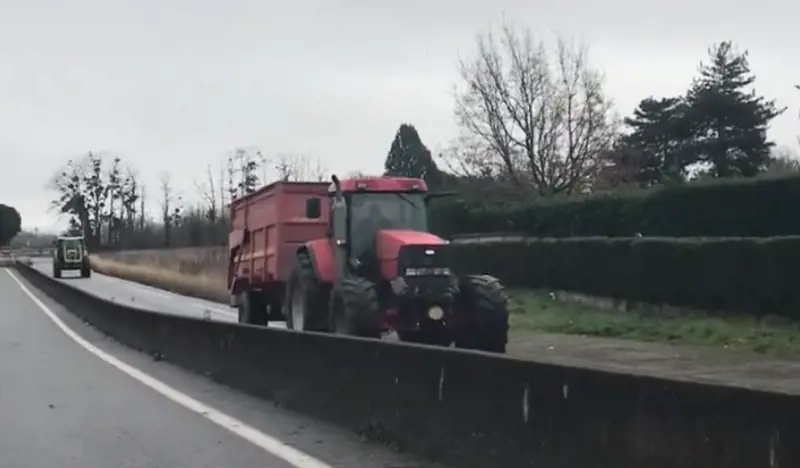 Auto contro gli agricoltori, morta una donna: tragedia in Francia