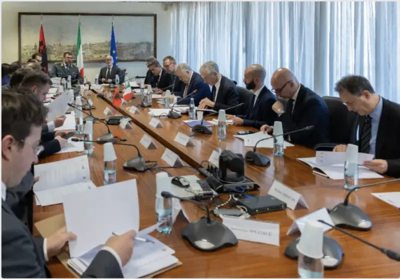 L'incontro tra il direttore dell'Agenzia delle dogane e dei monopoli, Roberto Alesse e il comandante generale della Guardia di Finanza Andrea De Gennaro con il direttore dell'amministrazione doganale albanese Genti Gazheli