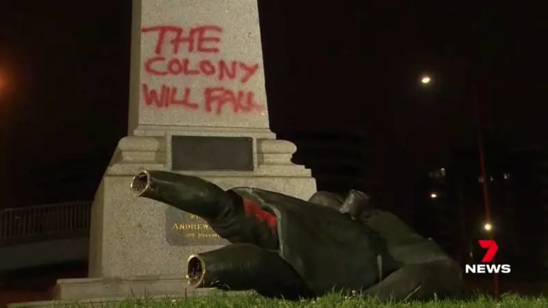 "Colonialista". Cancel culture sul capitano Cook: abbattuta la sua statua a Melbourne