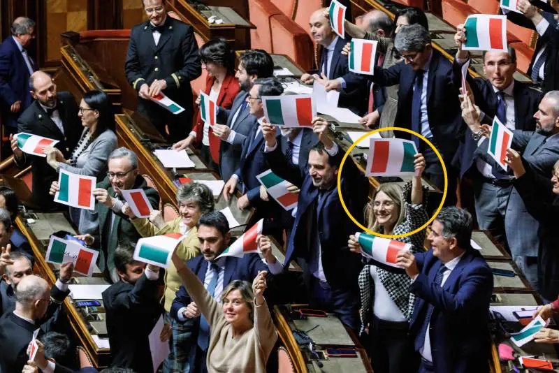 La Malpezzi contro il ddl Calderoli. Ma espone il Tricolore al contrario