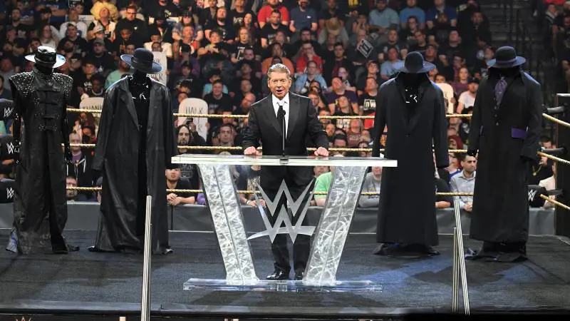 "Le ha defecato in testa". Il "re" del wrestling si dimette: la denuncia choc