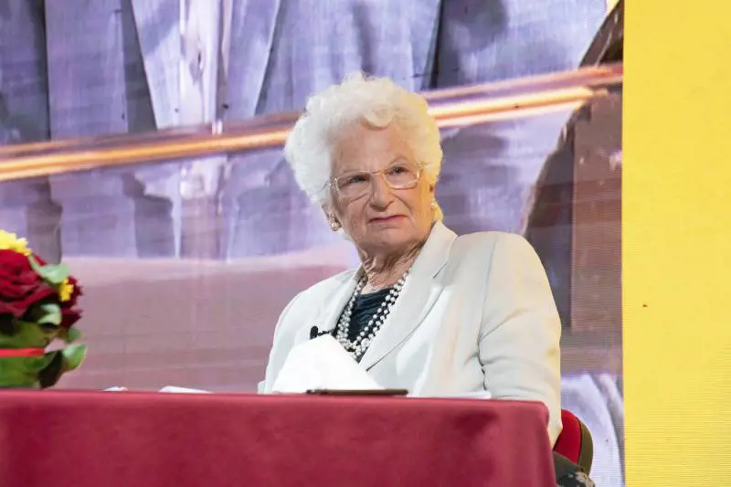 Il delirio contro la Segre: "Vuole imitare i nazisti"