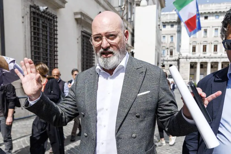 Bonaccini ai saluti in Emilia, si riapre la sfida con Schlein: "Si è imposto per l'erede"