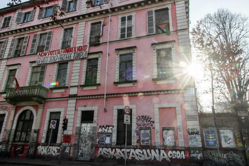 "Askatasuna? Operazione non chiara". Cosa non torna sul centro sociale