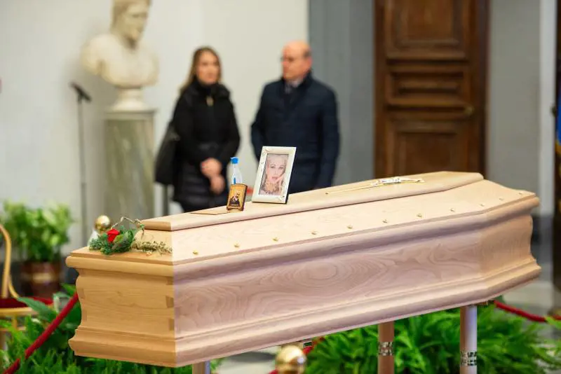 "Le volevamo bene": l'ultimo saluto a Sandra Milo, la folla ai funerali