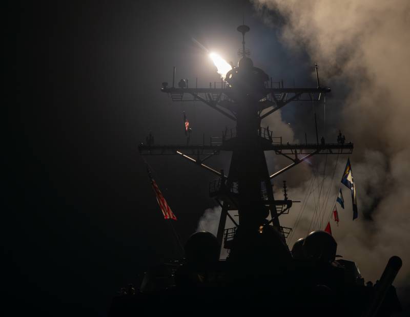 Il cacciatorpediniere lanciamissili USS Gravely (DDG 107) lancia missili di attacco terrestre Tomahawk in risposta all'aumento del comportamento maligno degli Houthi sostenuti dall'Iran nel Mar Rosso, 12 gennaio 2024.