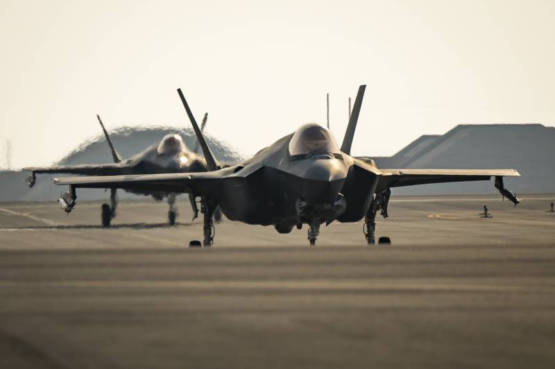 Due F-35A Lightning II dell'aeronautica statunitense del 421st Expeditionary Fighter Squadron in rullaggio sulla pista della base aerea di Al Udeid, Qatar, 5 settembre 2023. In coordinamento con gli alleati regionali, i partner e la Marina degli Stati Uni