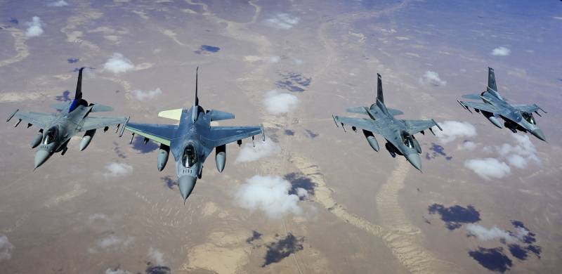 F-16 Fighting Falcon del 55° Expeditionary Fighter Squadron conducono operazioni aeree da qualche parte nei cieli del Medio Oriente. 8 maggio 2022. 