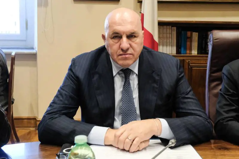 Problemi al cuore, paura per Crosetto. Il ministro ricoverato. "È in ripresa"