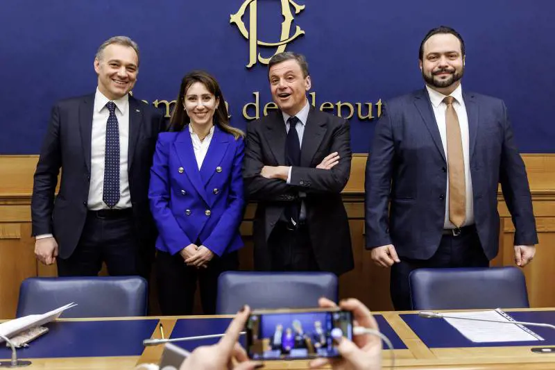 Scade il secondo mandato. E gli ex 5Stelle passano con Calenda