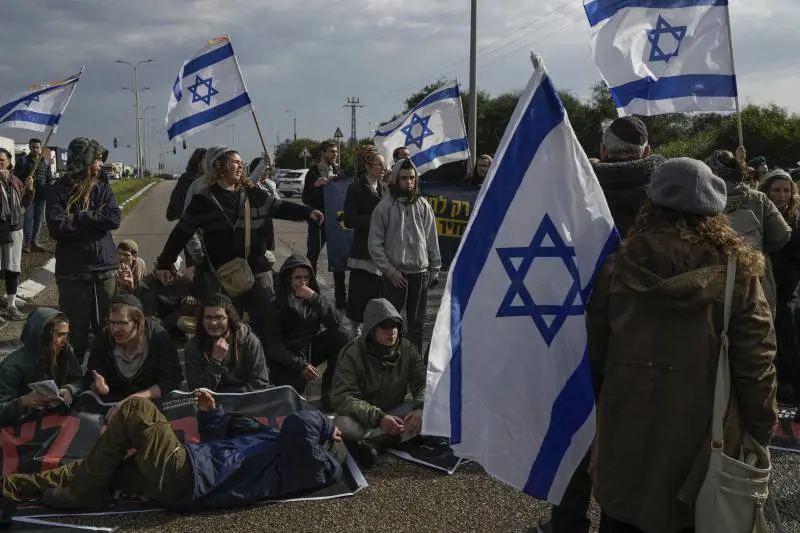 "Cessate il fuoco a Gaza". La lettera di 800 funzionari Ue e Usa contro Israele