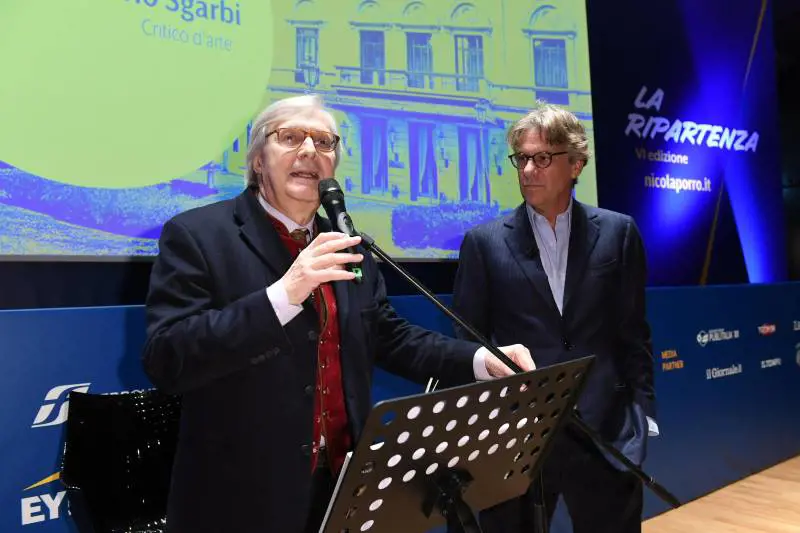 Sgarbi: "Mi dimetto". Poi l'attacco: "Contro di me lettere anonime" - Il video