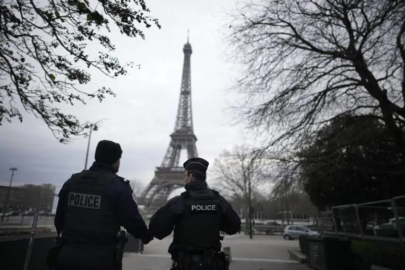 La Francia chiama i rinforzi da 45 Paesi: allarme sicurezza per le Olimpiadi di Parigi