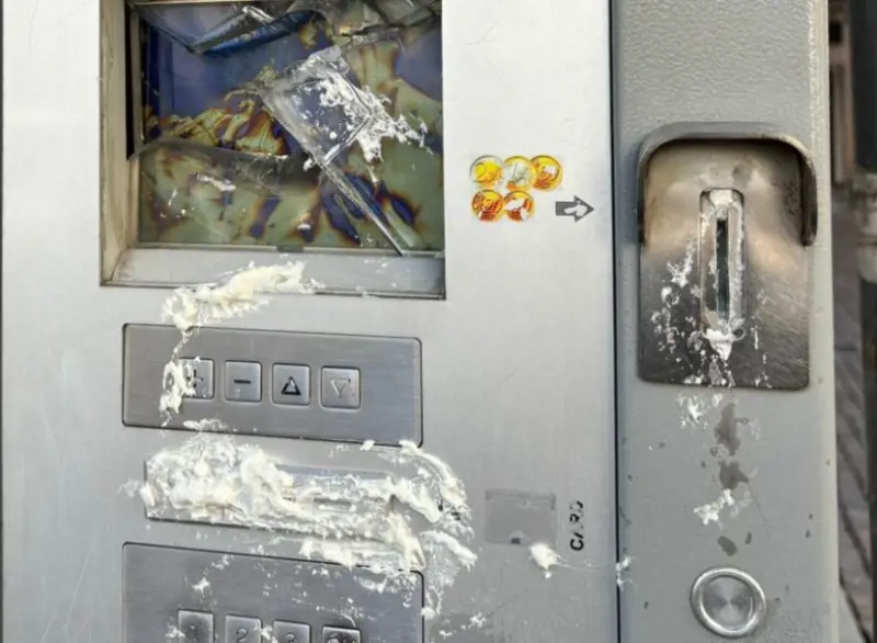 Uno dei parchimetri vandalizzati