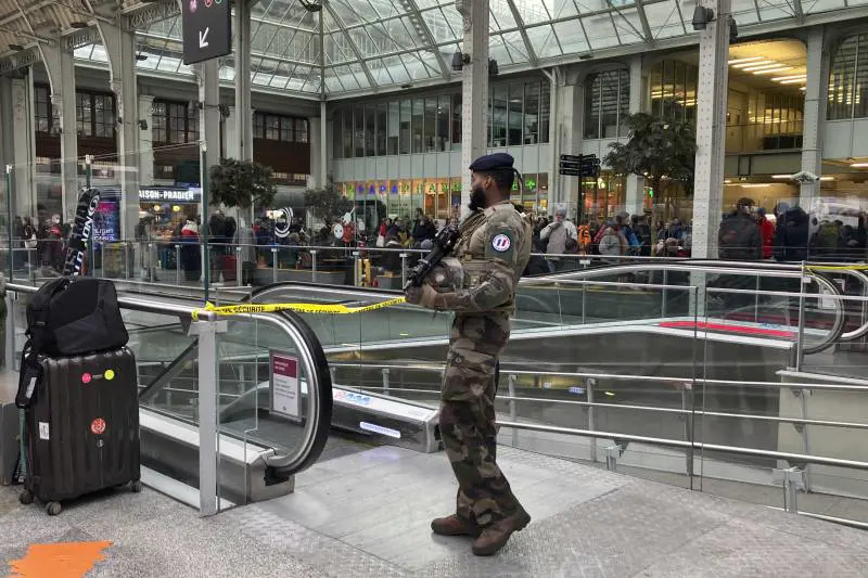 Parigi, coltellate ai passanti. L’assalitore è un immigrato del Mali con permesso italiano