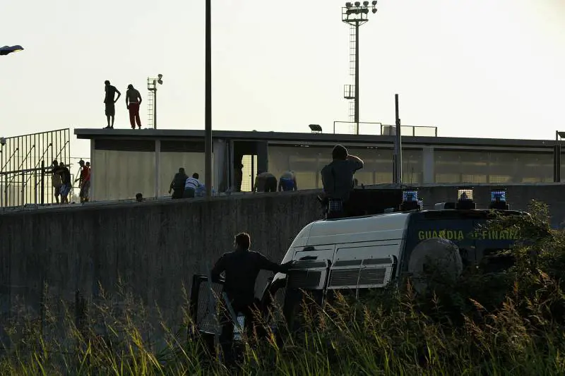 Roma, un suicidio al Cpr: rivolta contro i carabinieri