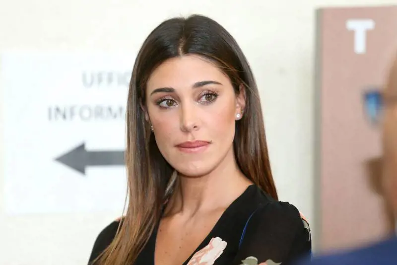 "Sta scrivendo la sua biografia". L'indiscrezione su Belen e il viaggio all'estero
