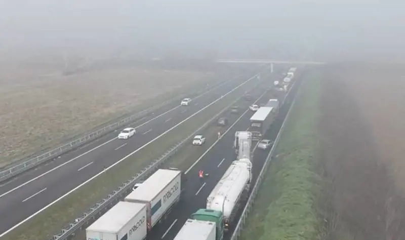 Tamponamenti a catena sulla A22, incidente sulla A1 e due morti sulla A21: autostrade in tilt