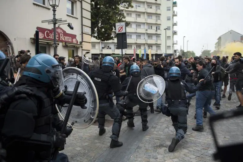 "Lede la dignità degli agenti". Parte la petizione contro la regolarizzazione di Askatasuna