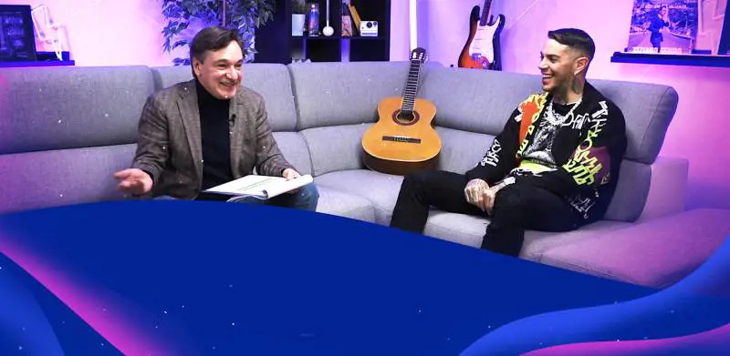 Fabio Caressa e Emis Killa commentano dal divano il Festival di Sanremo 