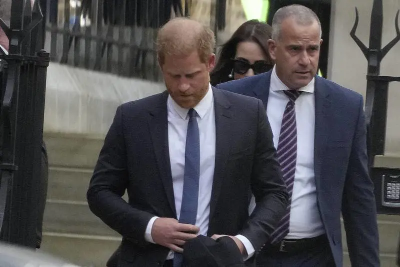 Scintille fra Harry e Camilla. Il principe ha chiesto alla regina di uscire durante l'incontro col padre