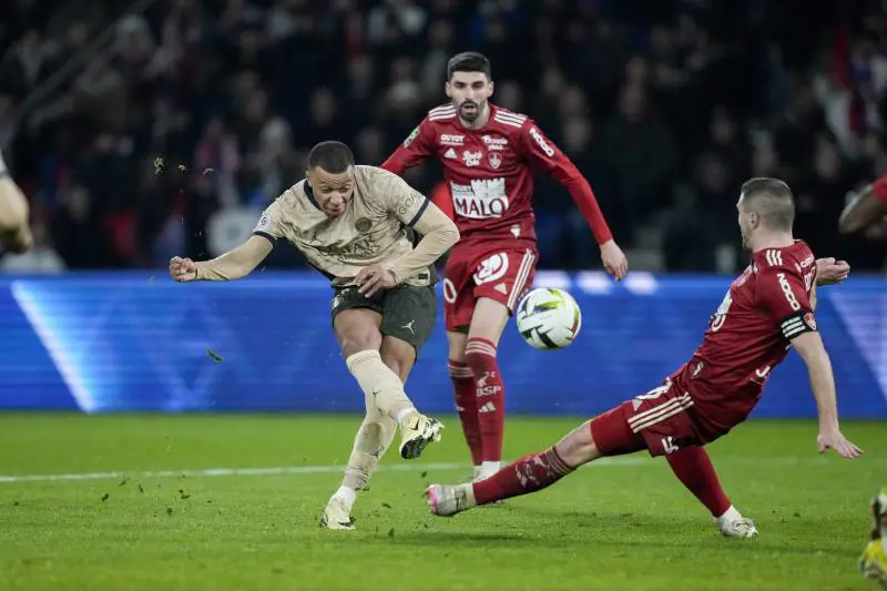 Mbappé-Real Madrid, è quasi fatta: una montagna di soldi per tornare Galacticos