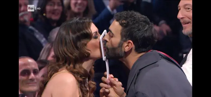 Il preserbacino e il messaggio "arcobaleno", cos'è successo durante la gag di Marco Mengoni