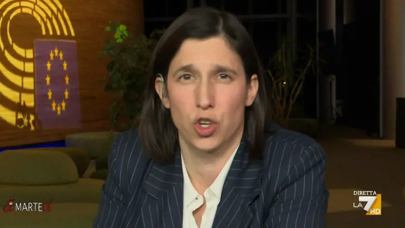 "Si candida o no?". E Schlein fa partire la "supercazzola"
