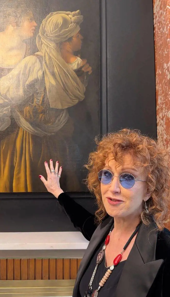 Molto chic il selfie femminista con maschio decapitato