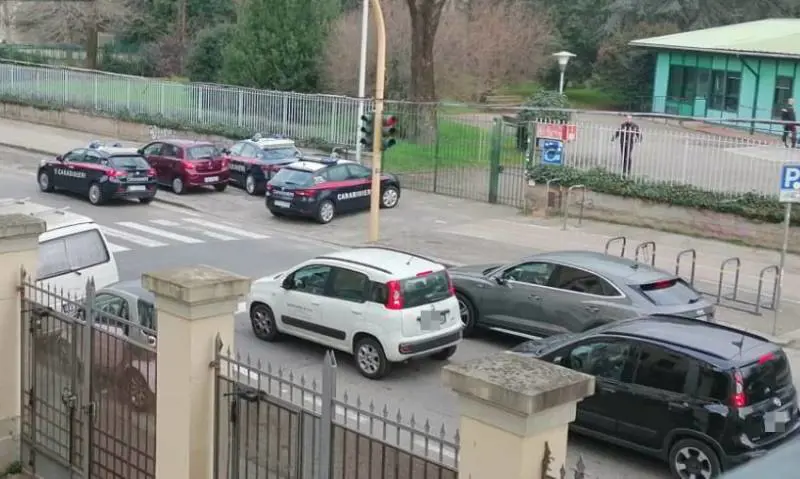 L'intervento dei carabinieri al centro d'accoglienza