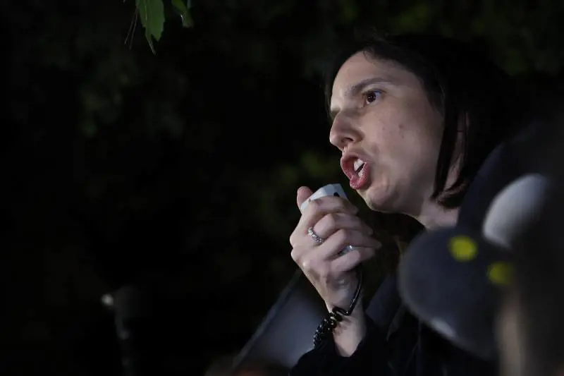 La pagliacciata di Schlein, il NYT tifa Meloni e Hamas: quindi, oggi...