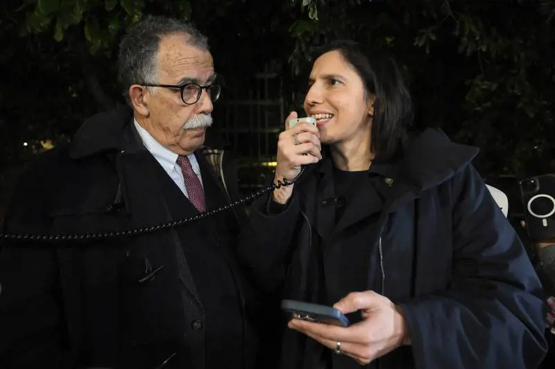 "Dal governo occupazione militare della Rai". Schlein in sit-in contro Meloni