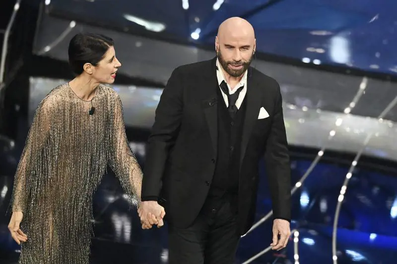"Sembra Bonaccini", "Ma è Maccio Capatonda": dilaga l'ironia su John Travolta
