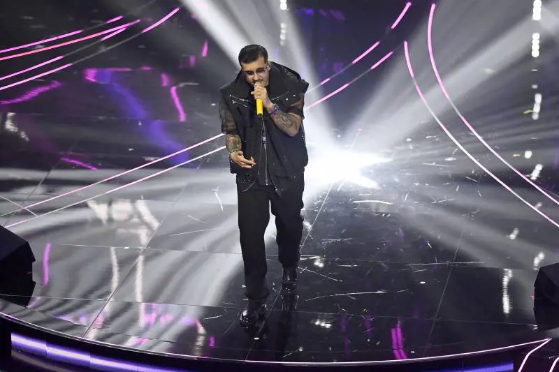 Sanremo, Ariston "pazzo" di Bertè. Primo posto parziale per Geolier - La classifica
