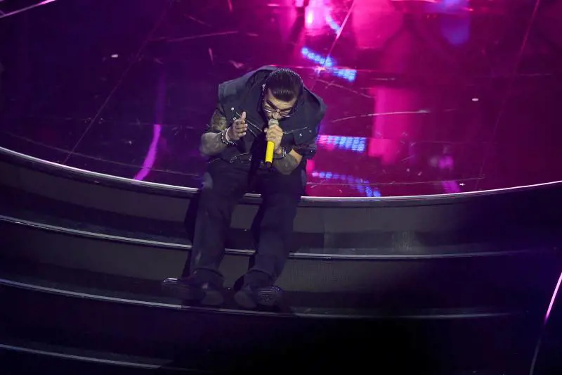 Geolier in testa nella seconda serata travolta dal Ballo del qua qua