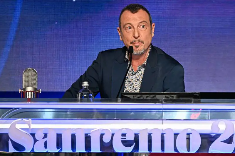 "Sono stronz... Sapeva tutto". L'ira di Amadeus sul caso Travolta