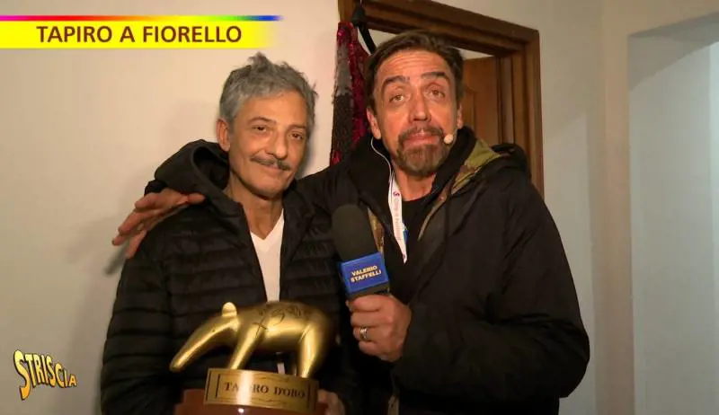 "Il tranello l'ha fatto lui..": E Fiorello si becca il Tapiro d'oro per il ballo con Travolta
