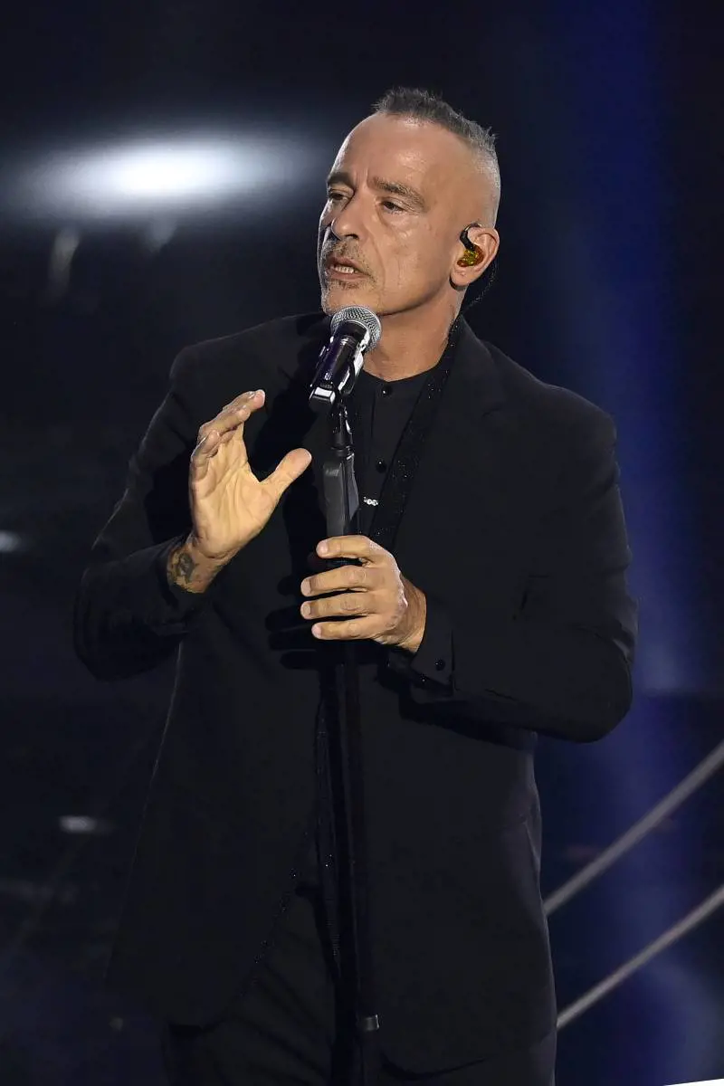 "Basta guerra, basta sangue". Il monologo pacifista di Eros Ramazzotti a Sanremo
