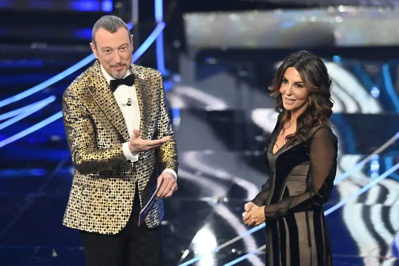 "T'ho lasciato qua e ti ritrovo". Lo sfottò di Sabrina Ferilli a Amadeus