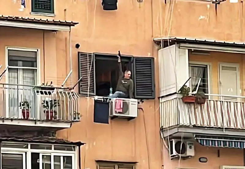 Ammazza la moglie. Poi spara alla polizia e si toglie la vita in casa