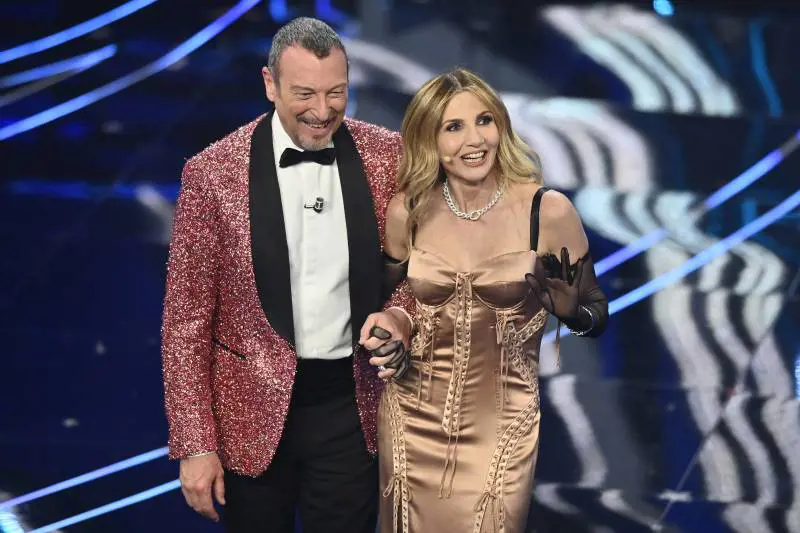 L'omaggio di Lorella Cuccarini a Pippo Baudo. E Fiorello sfotte Travolta