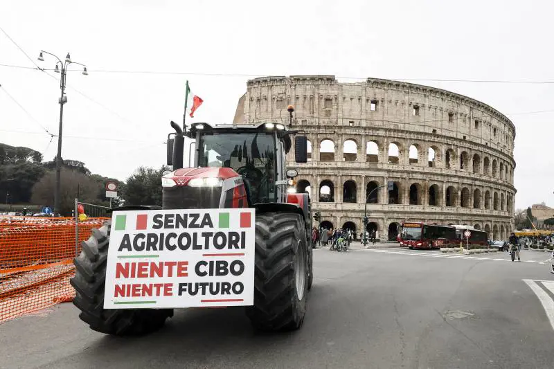 Amadeus voce dei trattori. I mezzi fin sotto il Colosseo