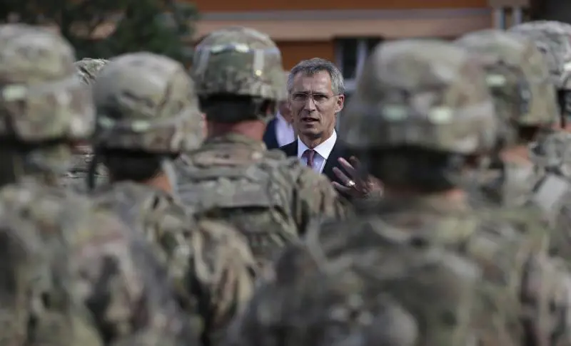 Stoltenberg serra i ranghi: "Guerra decennale con la Russia, l'Europa si riarmi"
