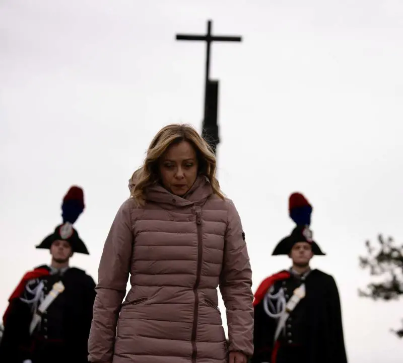 Lacrime ai bordi delle Foibe. "Via le onorificenze a Tito"