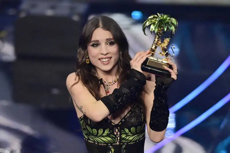 "Raccomandata, la tua canzone fa c...". Angelina Mango massacrata sui social