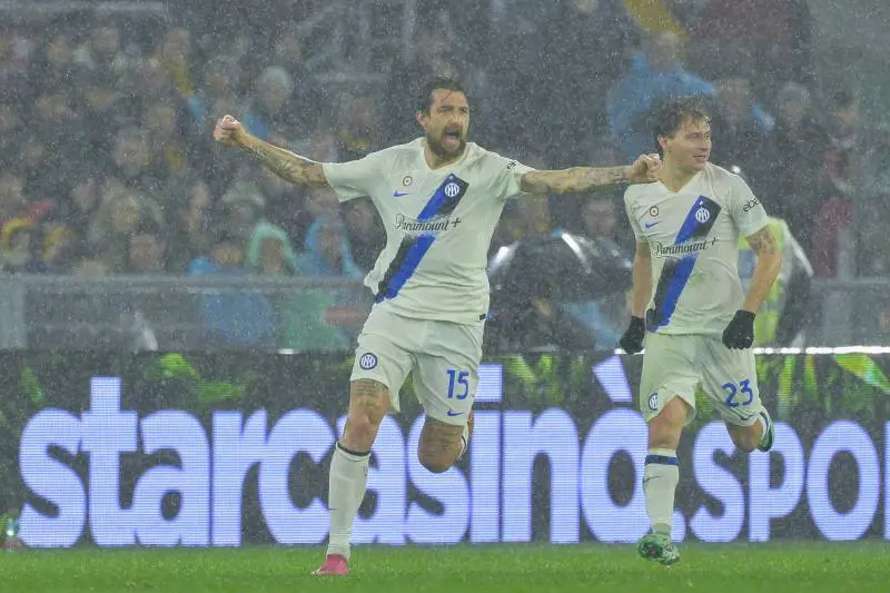 Acerbi segna e poi mostra il dito medio ai tifosi della Roma: il gesto choc