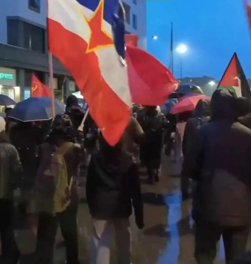 Una delle bandiere jugoslave sventolate durante il corteo