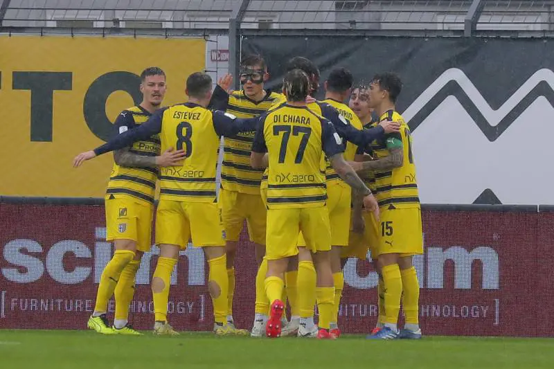 Serie B, il Parma tenta la fuga. Che bagarre in zona playoff
